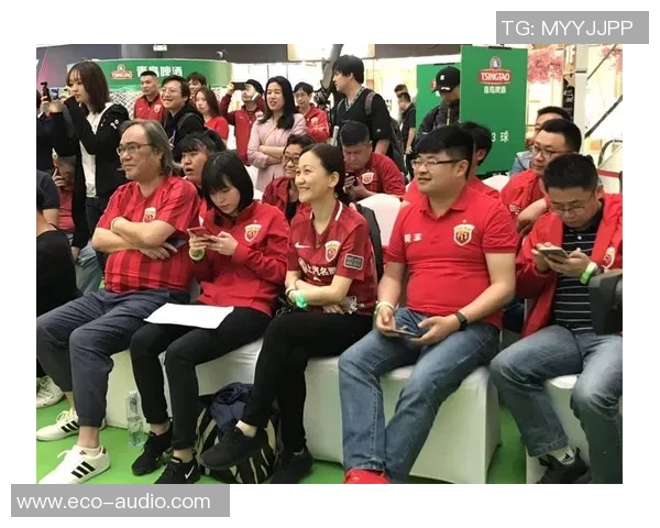 足球巨星与球迷零距离互动 共谱激情与梦想的动人时刻 足球巨星与球迷零距离互动 共谱激情与梦想的动人时刻